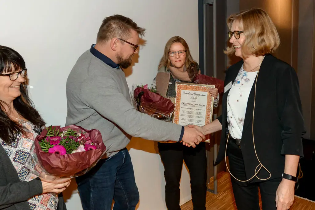 En person som holder en blomsterbukett
