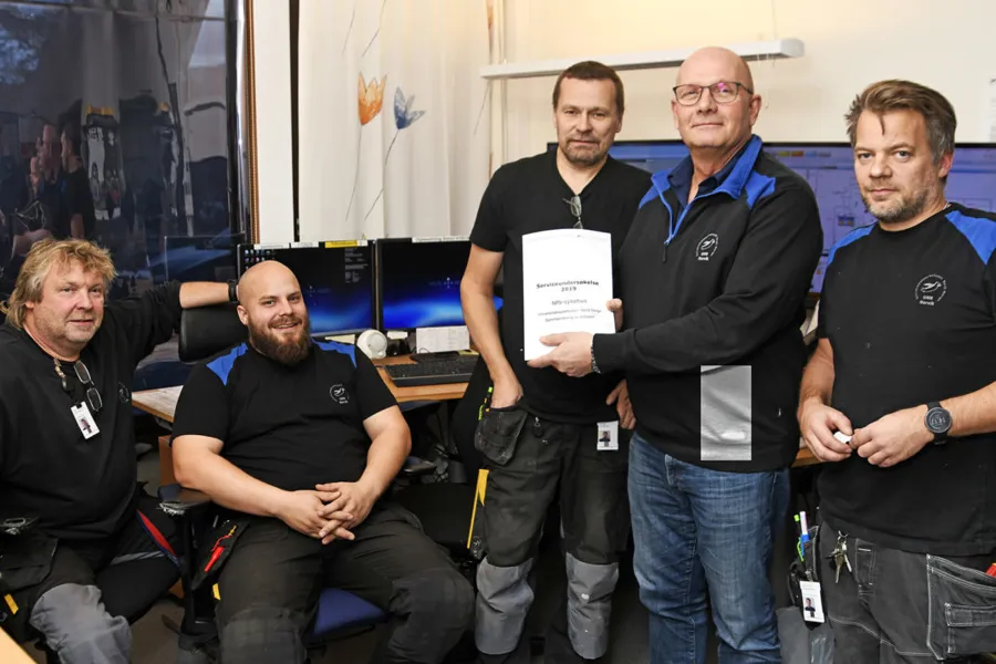 En gruppe menn som poserer for et bilde