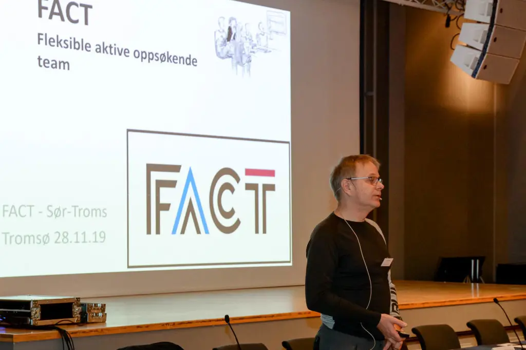 En person som står foran en projektorskjerm