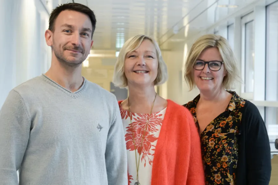 En gruppe mennesker som poserer for et bilde