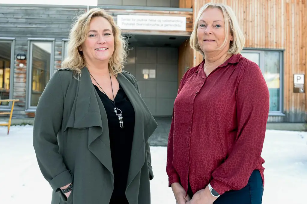 Et par kvinner som poserer for kameraet