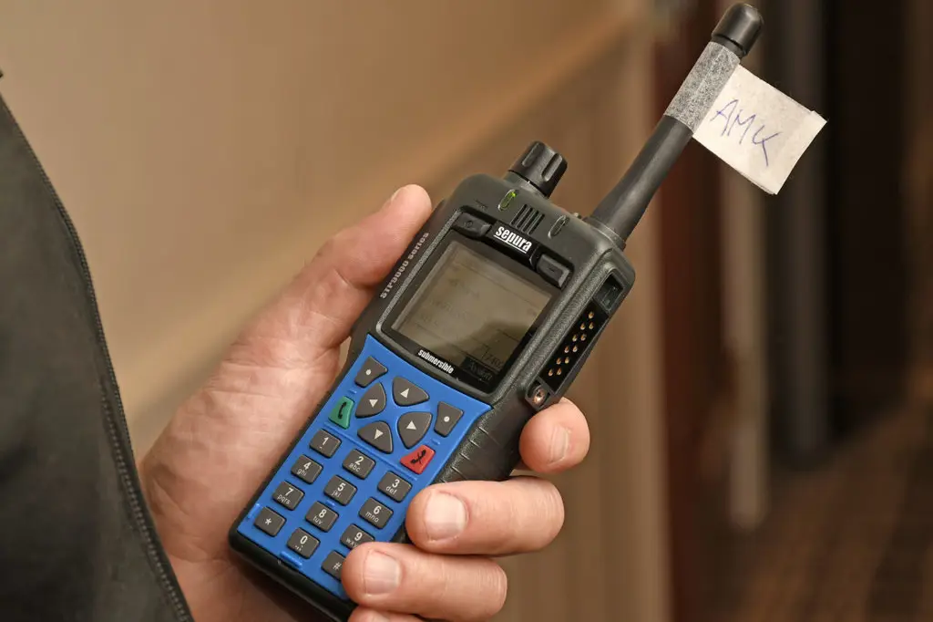 En person som holder en mobiltelefon