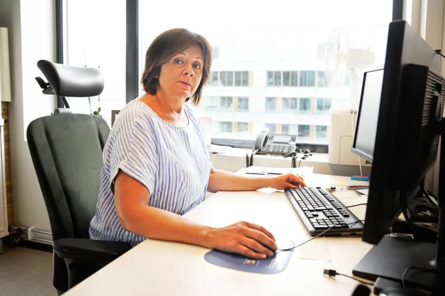 En person som sitter ved et skrivebord