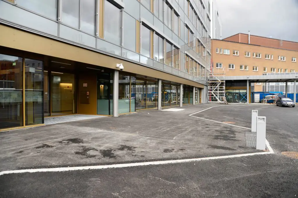 En bygning med glassvinduer