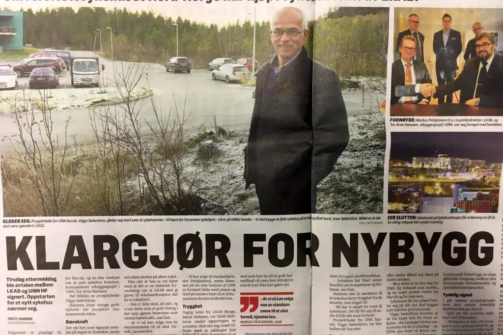 En mann som står foran en vei med biler og et skilt