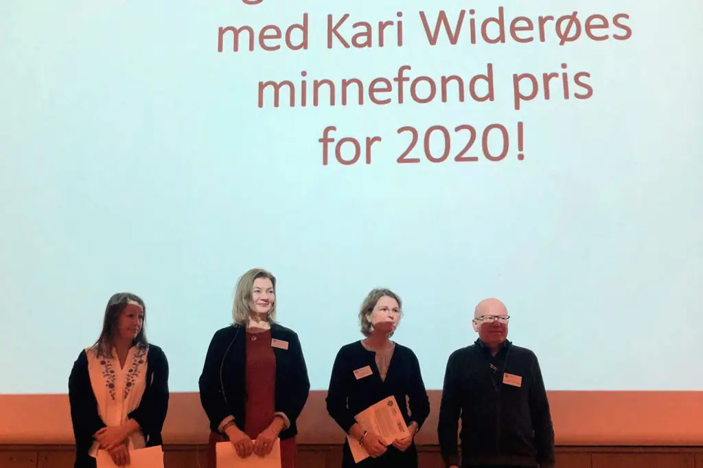 En gruppe mennesker som står foran en tavle