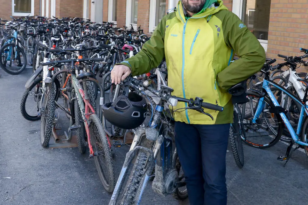 En person som holder en sykkel