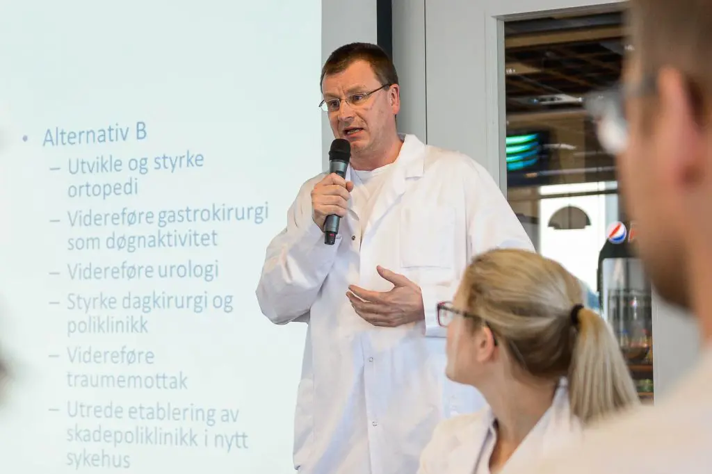 En person som snakker inn i en mikrofon
