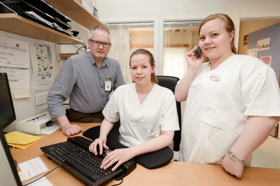 Klinikksjef Bjørn-Yngvar Nordvåg i Nevro-, ortopedi og rehabiliteringsklinikken roser jobben som helsesekretærene Ine Charlotte Olsen og Christina Nilsen gjør for å få pasienter til å møte til avtalte timer gjennom telefonkontakt og SMS-varsling. Foto: Jan Fredrik Frantzen