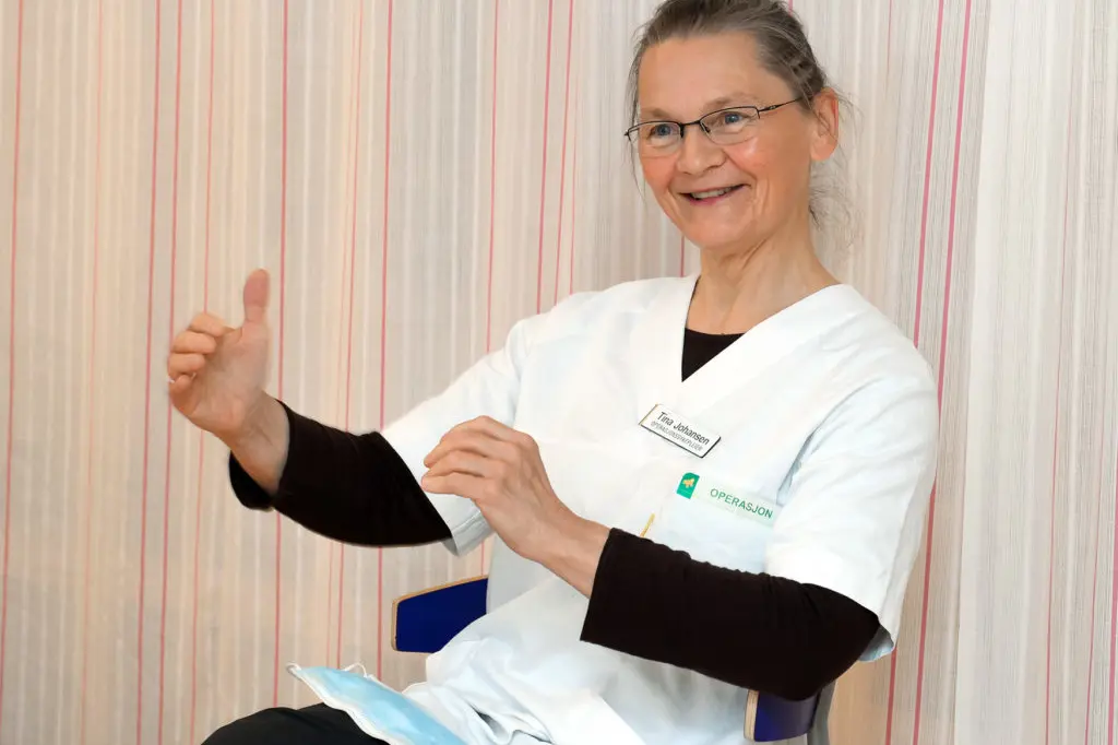 En person i hvit skjorte