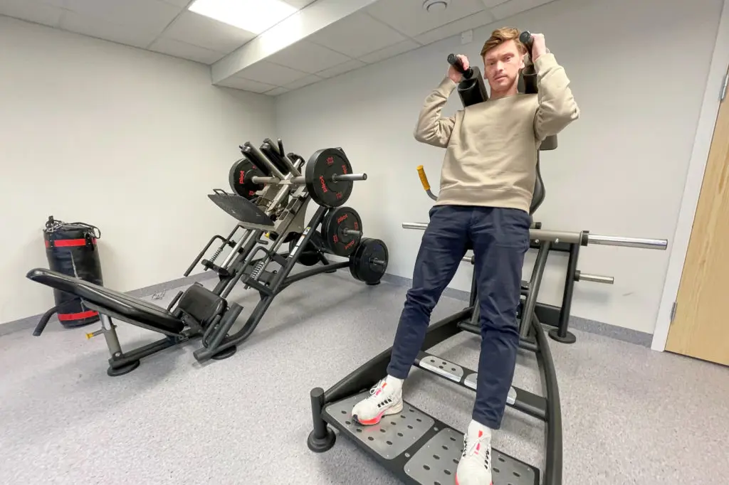 En person som sitter på en tredemølle