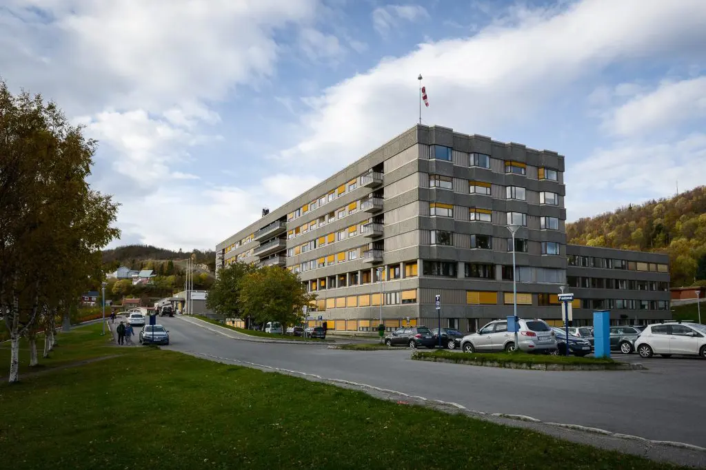 En bygning med parkeringsplass