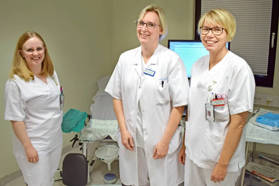 En gruppe kvinner i hvite laboratoriefrakker