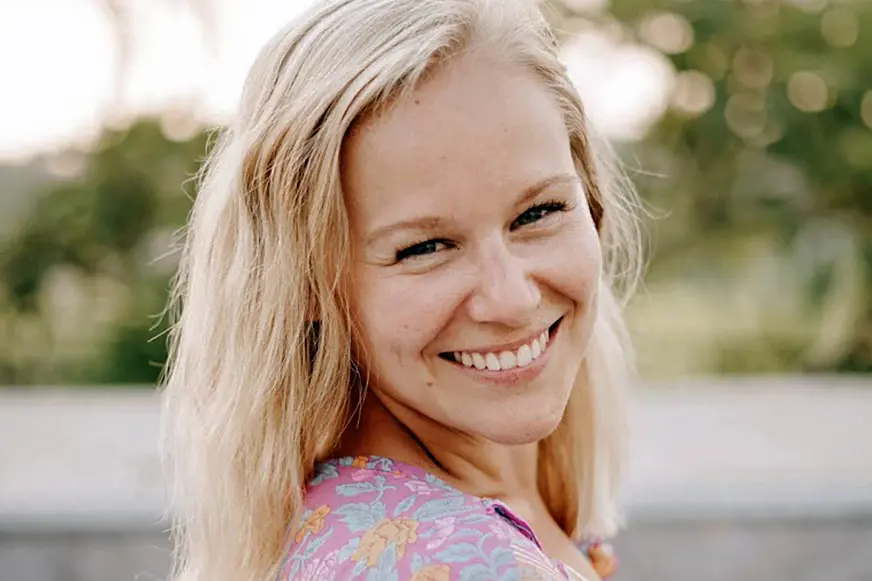 En person som smiler til kameraet