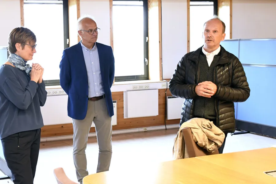En gruppe mennesker som står i et rom