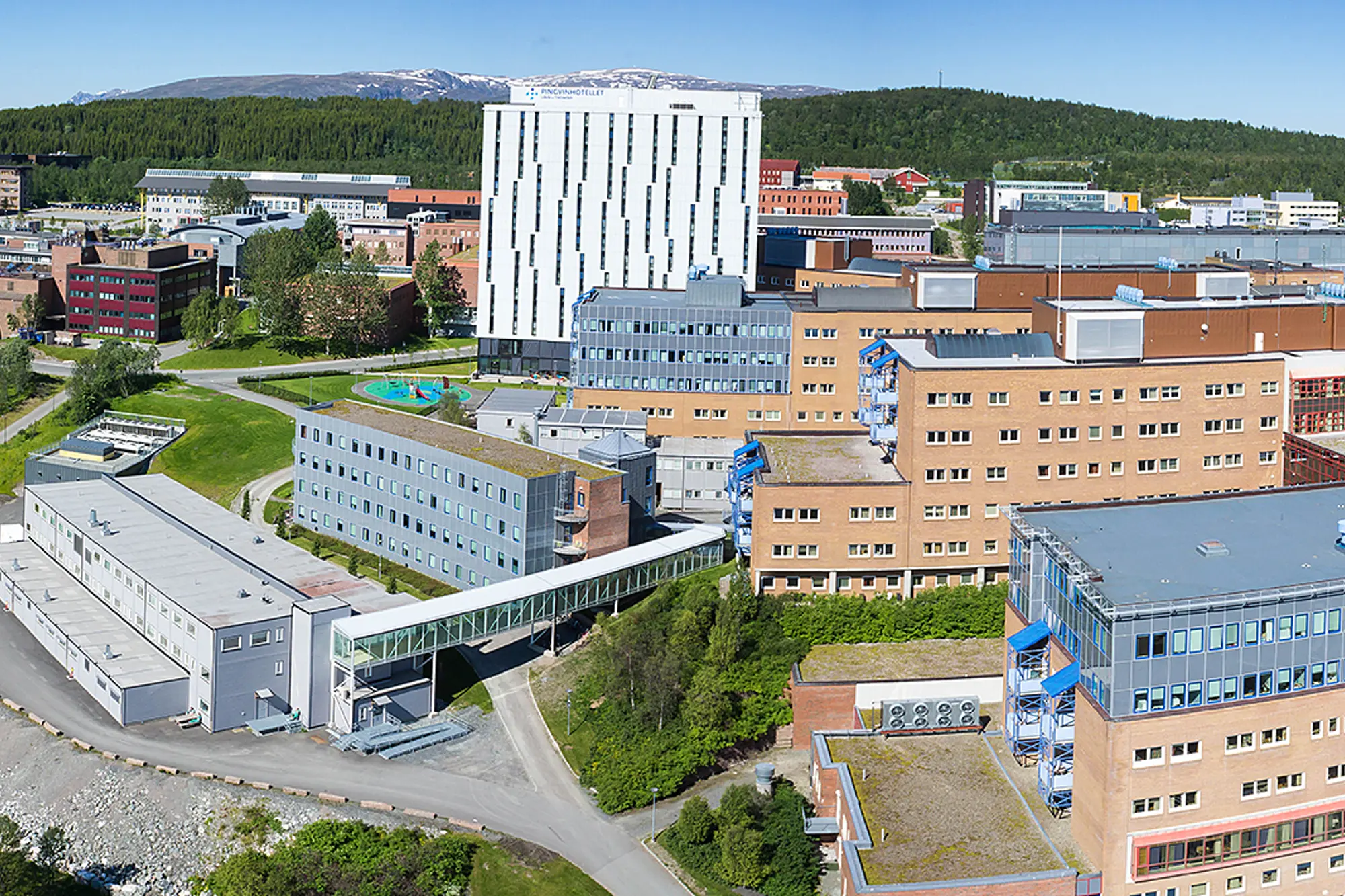 En by med vei og bygninger
