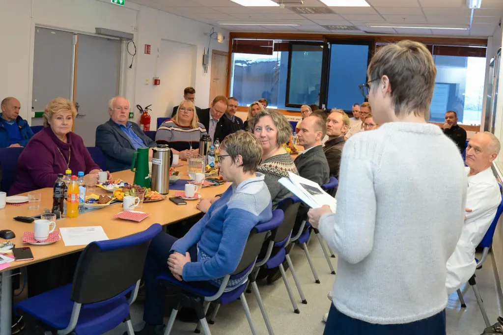 En gruppe mennesker som sitter rundt et bord