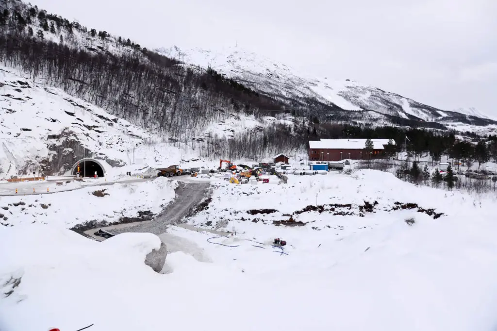 Et snødekt landskap med bygninger og trær
