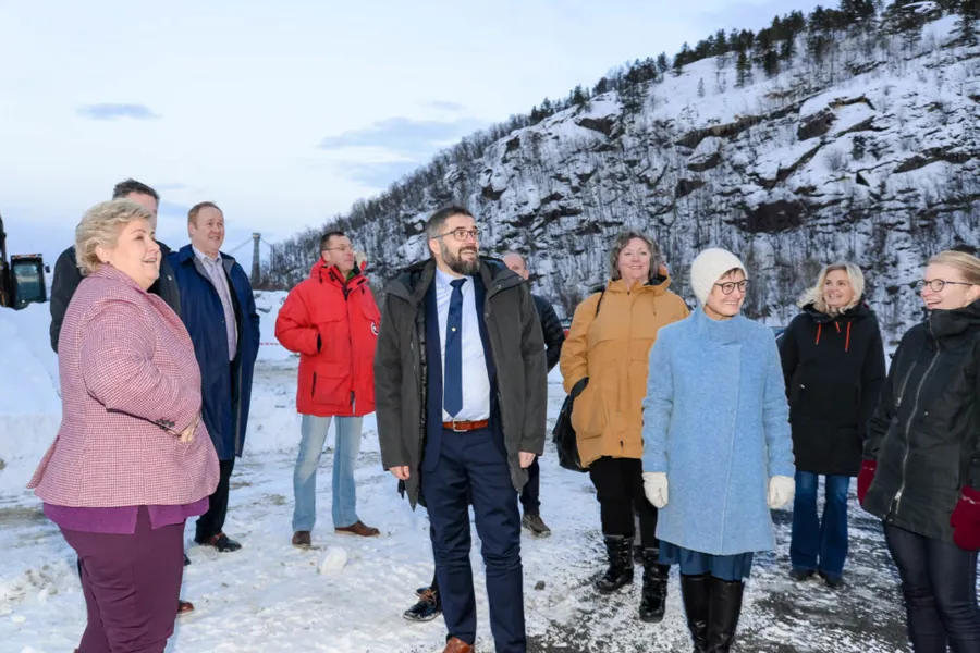 En gruppe mennesker som står på et snødekt fjell