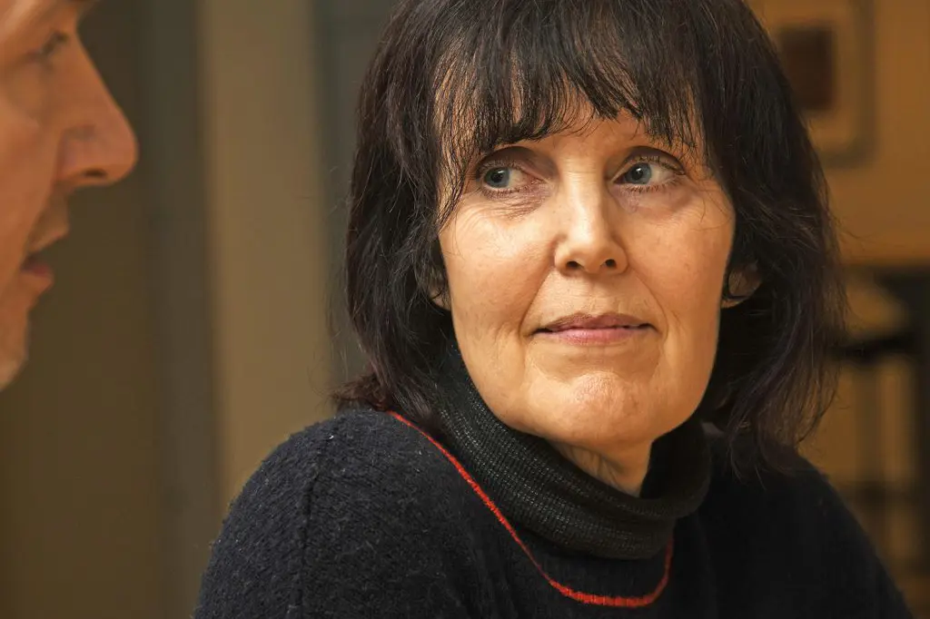 En person som ser på kameraet