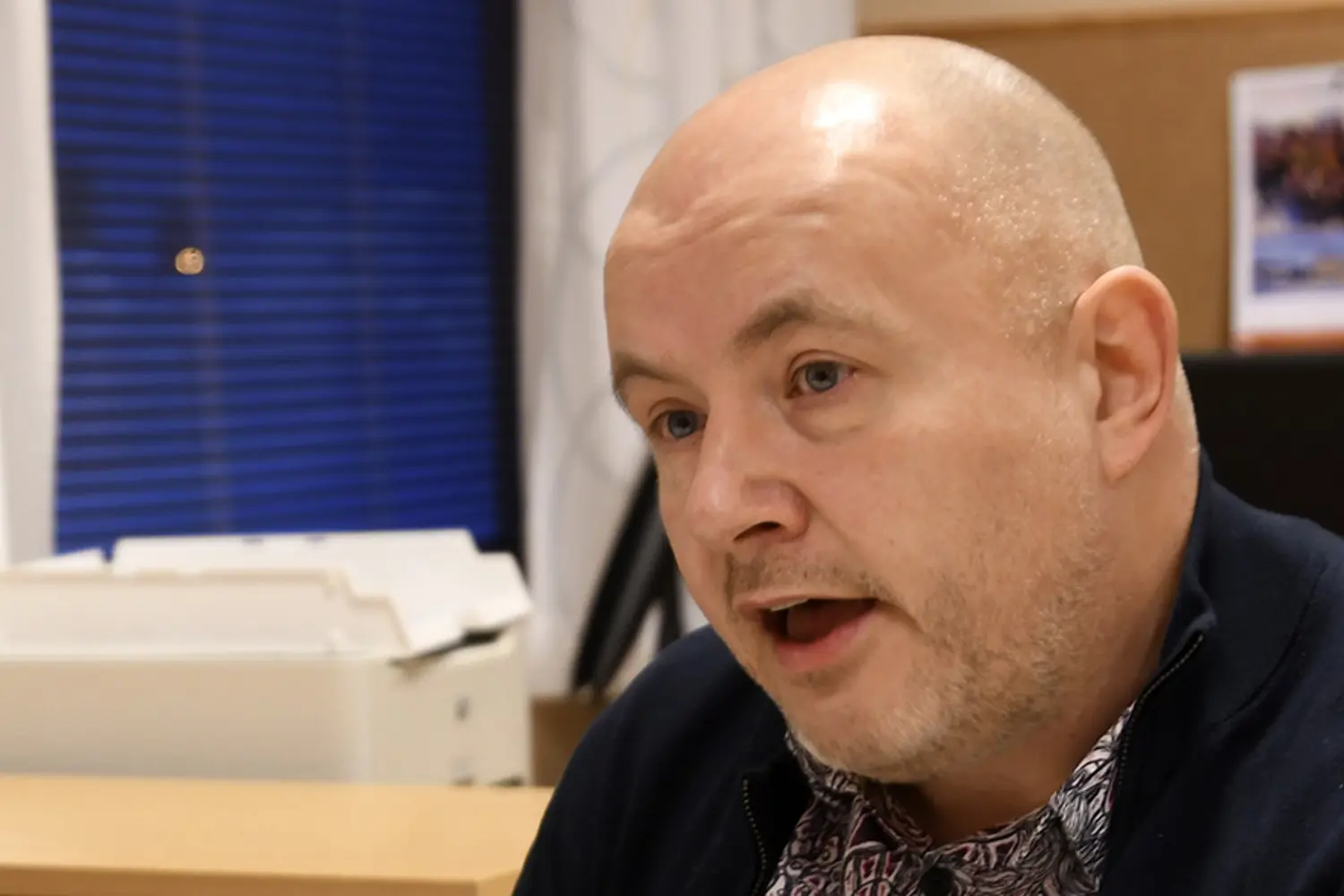 En mann som sitter ved et skrivebord