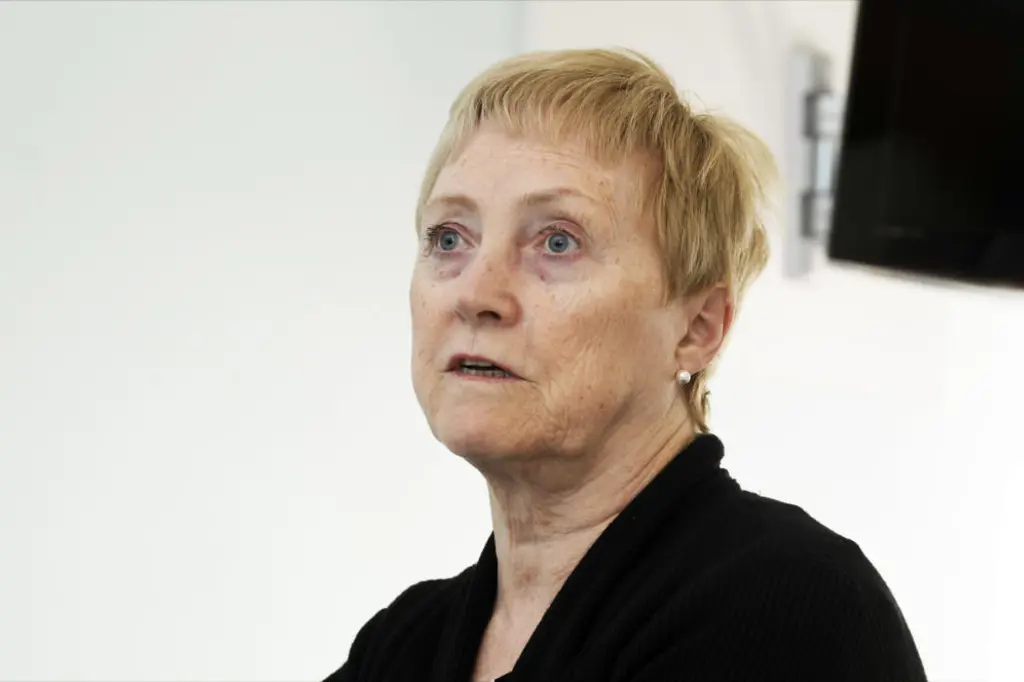 En mann med blondt hår