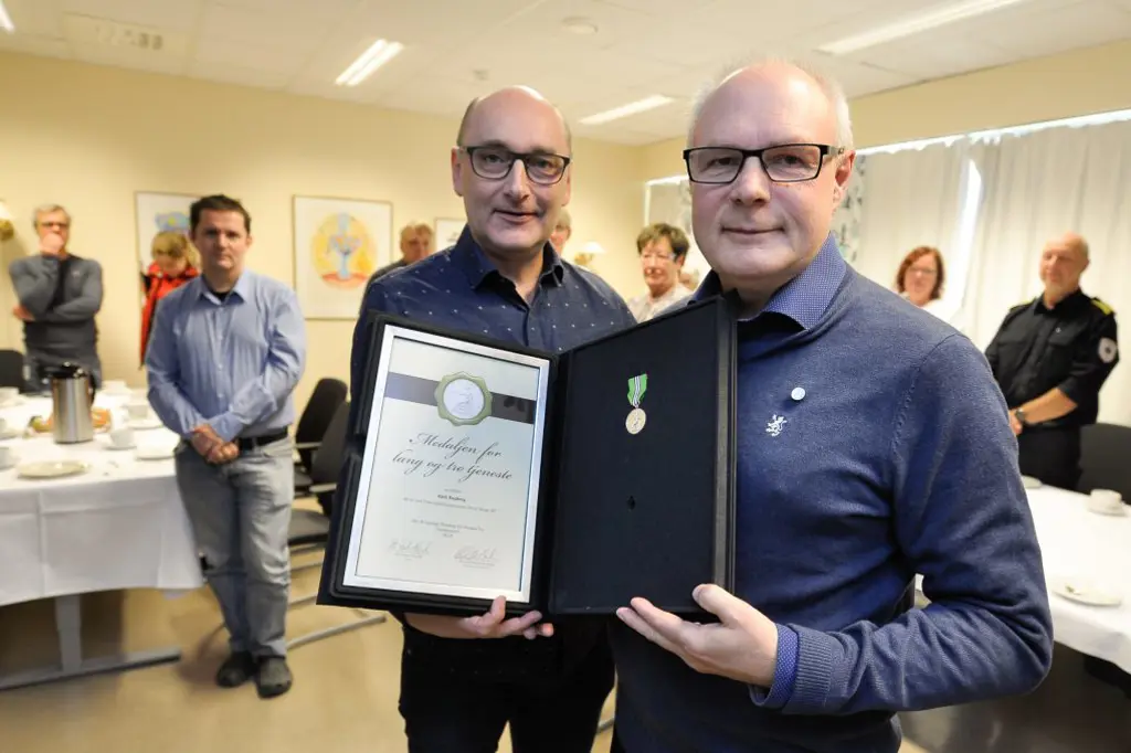 En person som holder et innrammet bilde