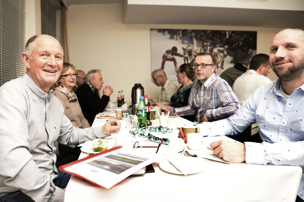 En gruppe mennesker som sitter ved et bord