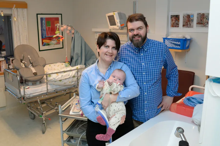En mann og kvinne som holder en baby