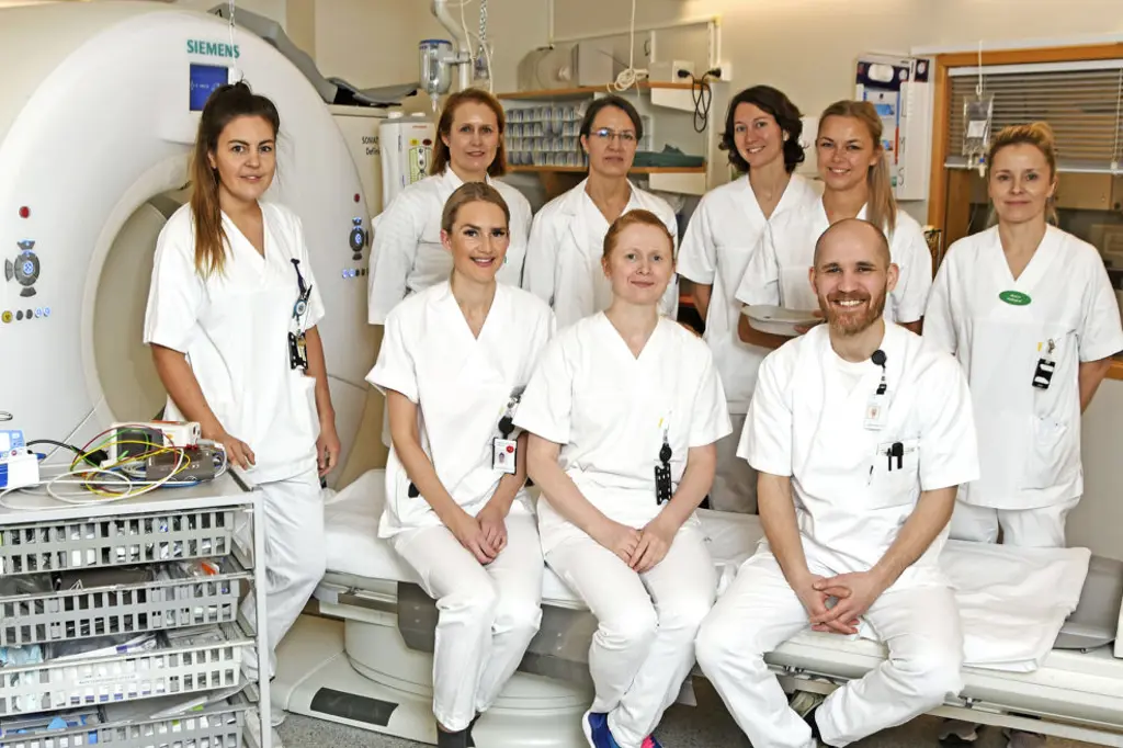 En gruppe mennesker i hvite laboratoriefrakker