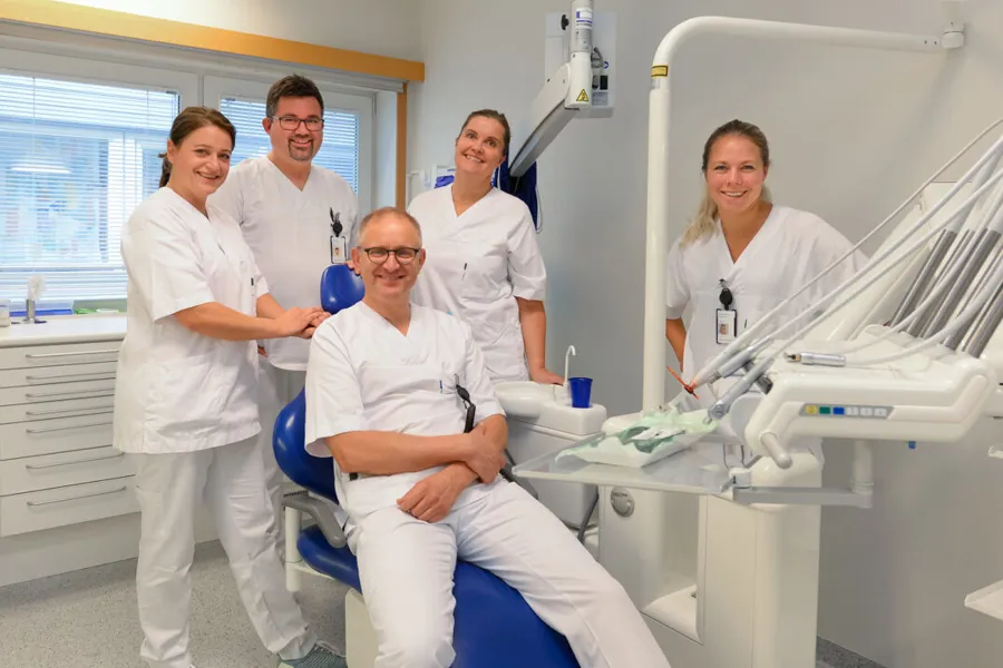 En gruppe mennesker i hvite laboratoriefrakker