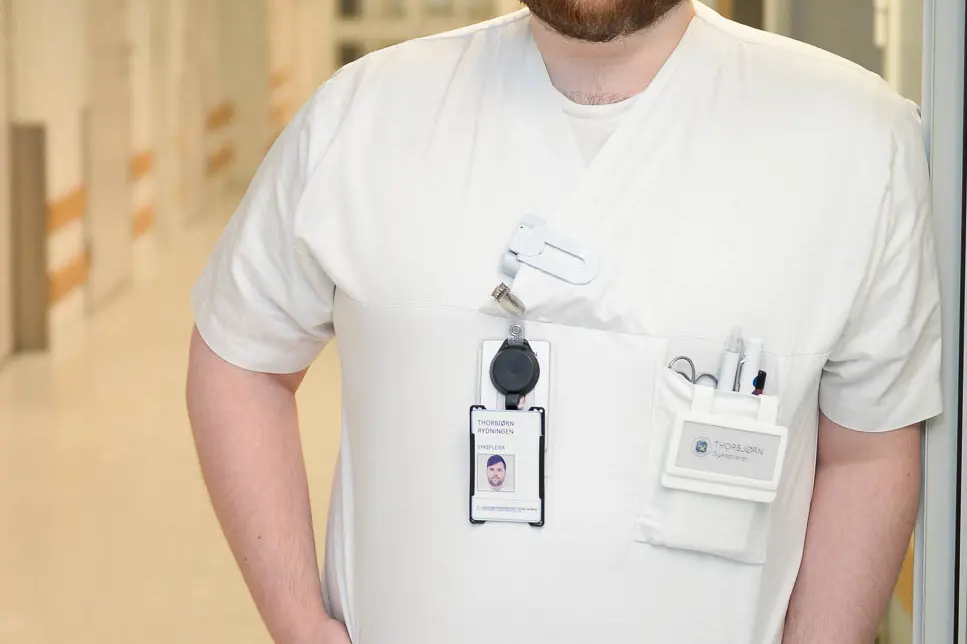 En mann iført en hvit laboratoriefrakk