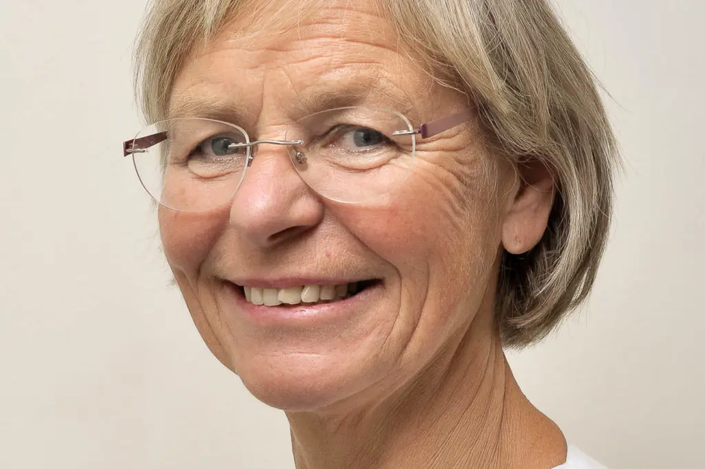 Et nærbilde av en mann som smiler