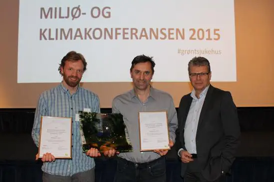 Avdelingsleder ved barnehabiliteringa, Oddmar Ole Steinsvik (til venstre), mottok miljøprisen sammen med Oddvar Hagen (midten) fra NST. Til høyre Herlof Nilssen, administrerende direktør i Helse Vest. Foto: Helse Vest