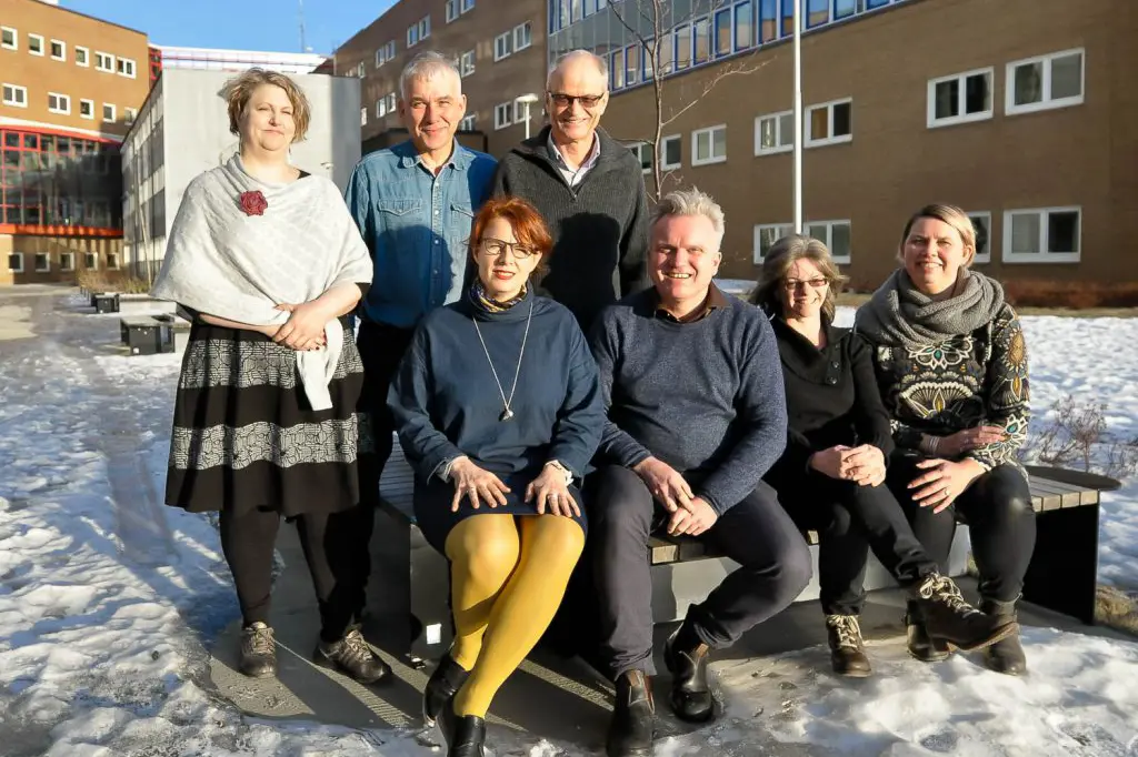 En gruppe mennesker som poserer for et bilde