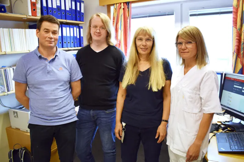 En gruppe mennesker som poserer for et bilde