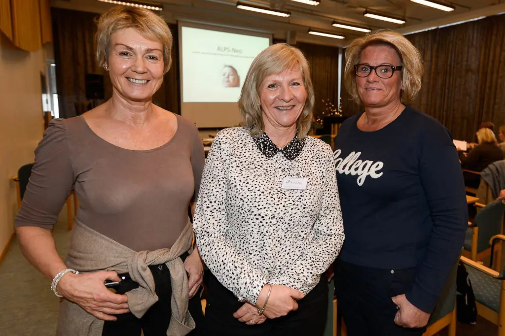 En gruppe kvinner som poserer for et bilde