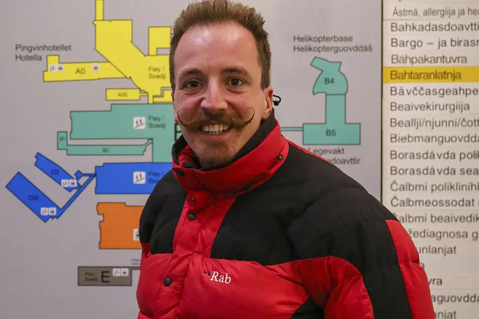 En mann som smiler til kameraet