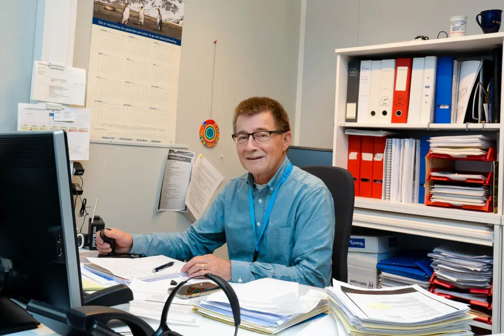 En person som sitter ved et skrivebord