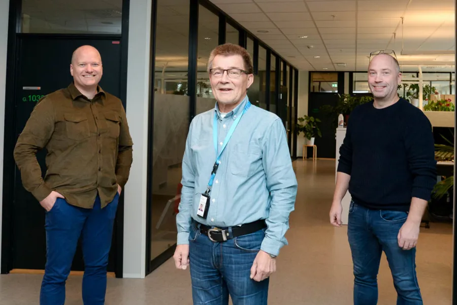 En gruppe menn som står i en gang