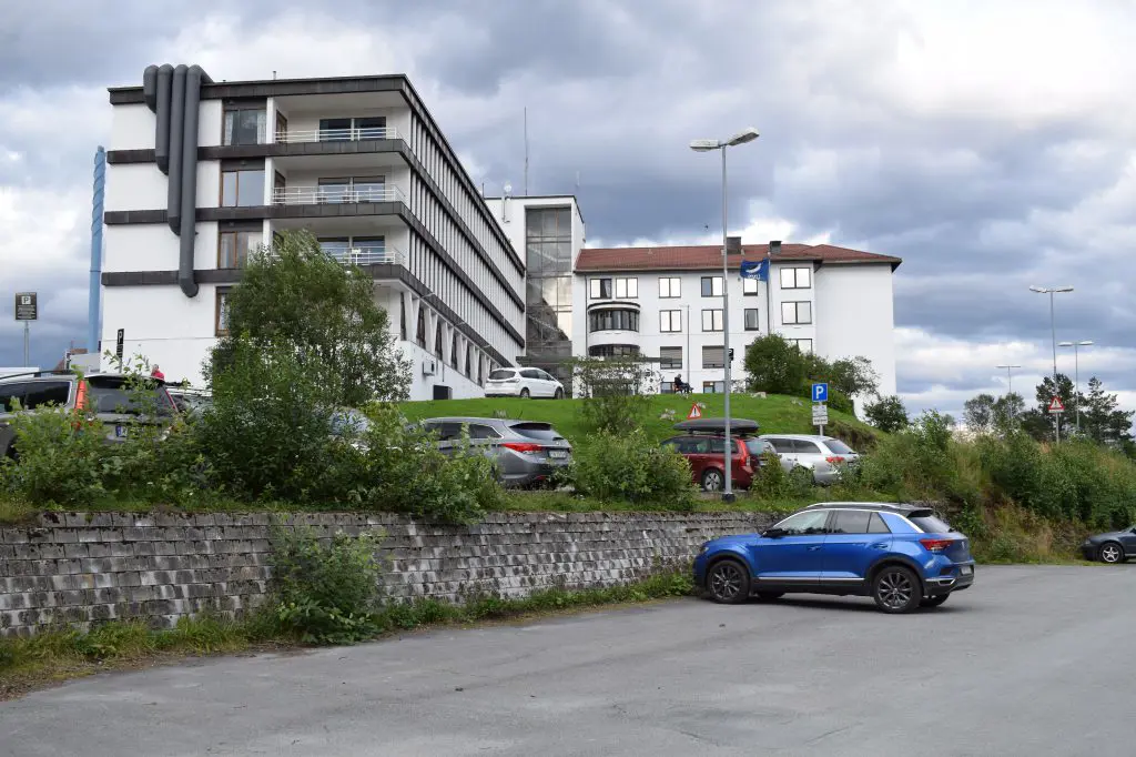 Biler parkert i veikanten