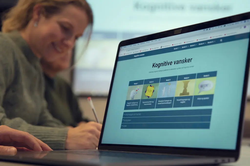 En person som bruker en bærbar datamaskin