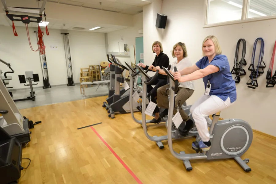 En gruppe kvinner som trener i et treningsstudio