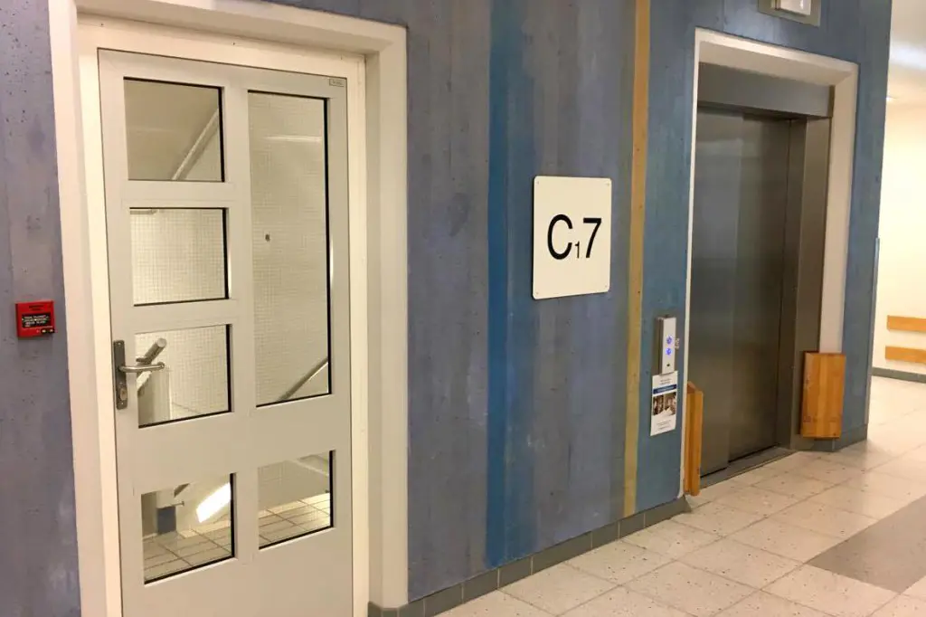 En blå bygning med skilt på døren