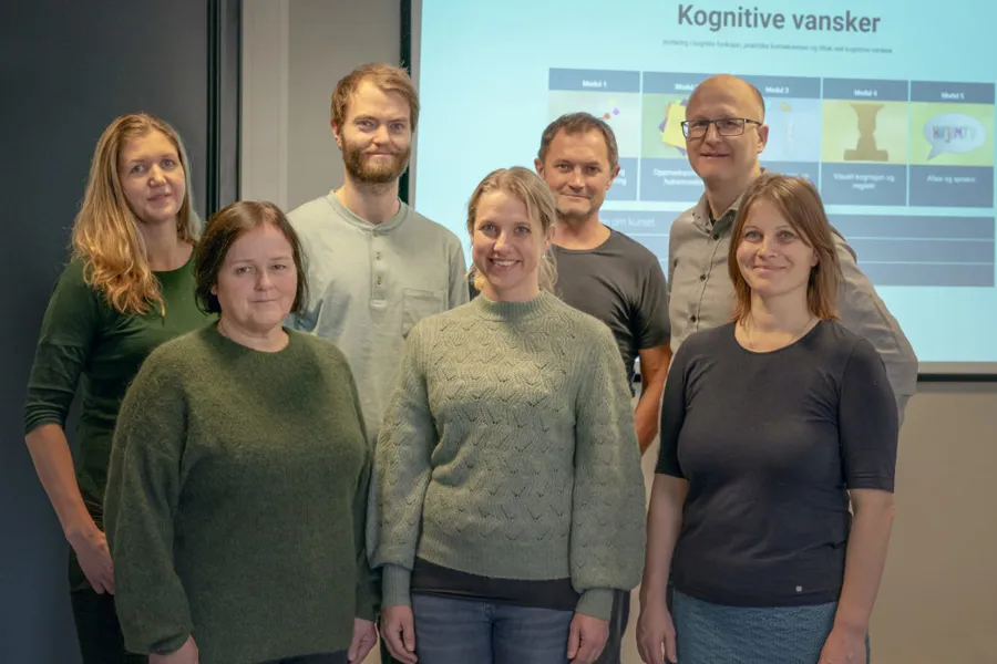 En gruppe mennesker som poserer for et bilde