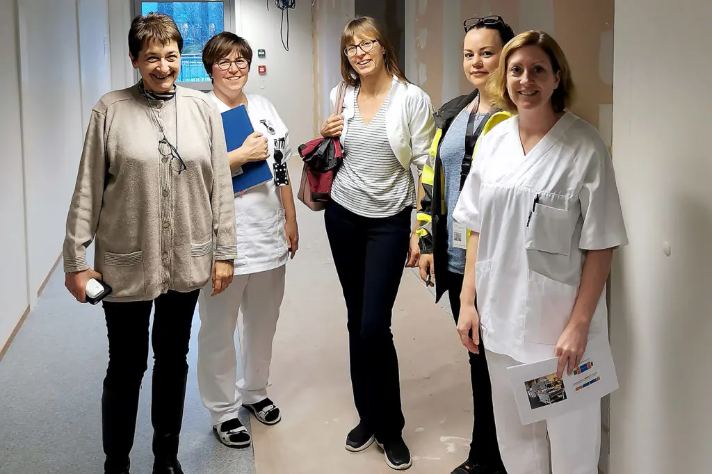 En gruppe kvinner som poserer for et bilde