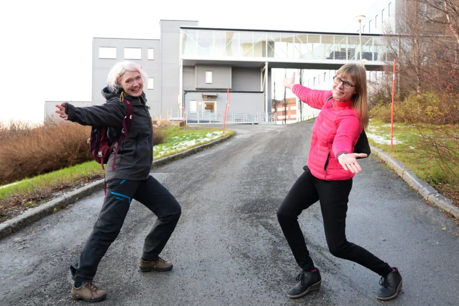 En mann og kvinne som løper på en vei