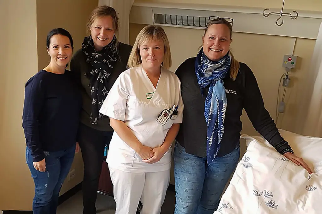 En gruppe mennesker som poserer for et bilde