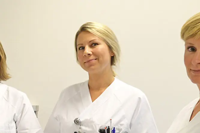 Noen få kvinner i hvite skjorter