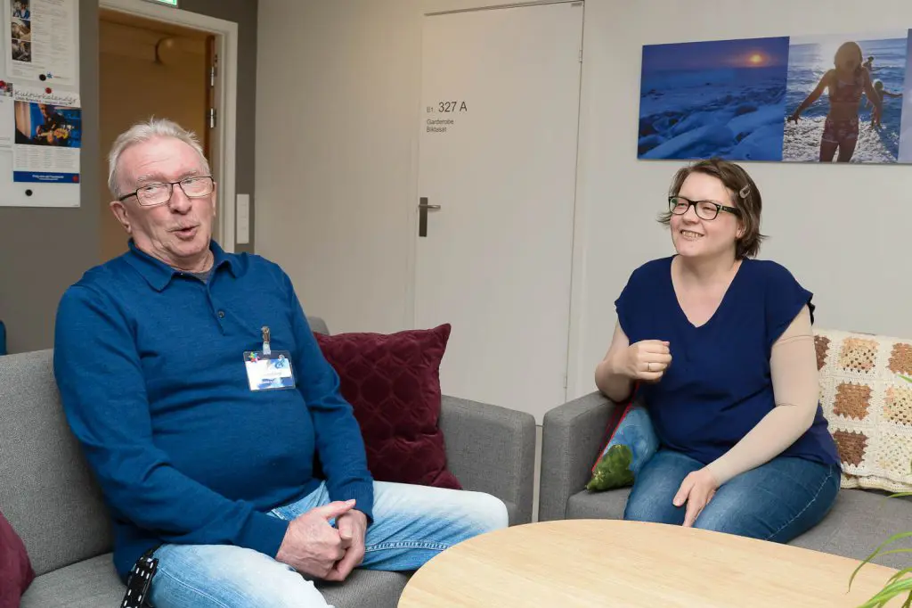 En mann og en kvinne som sitter på en sofa